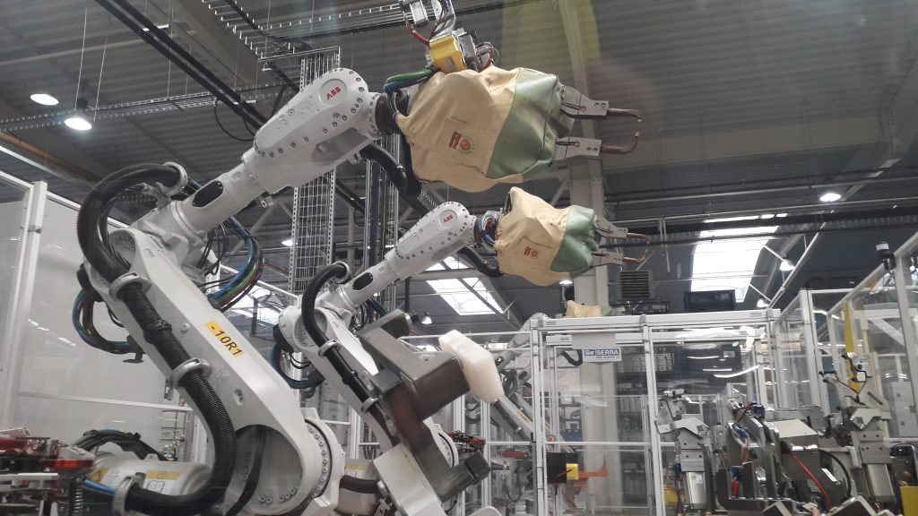 Robot industriel ABB illustrant une mission d’assistance technique et de remise en service